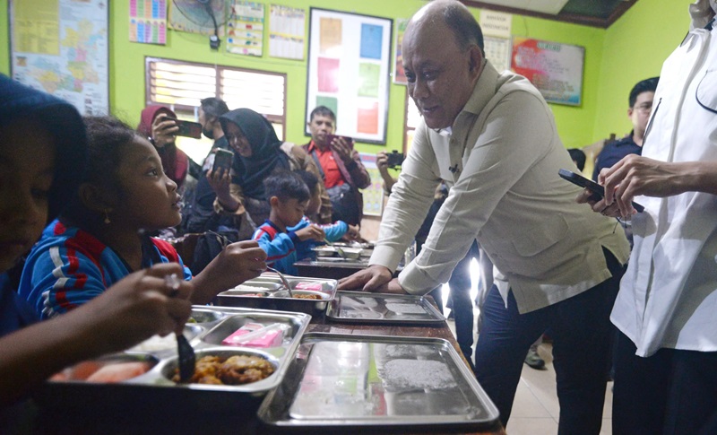 Kepala Badan Gizi Nasional Dadan Hidayana (kanan) berbincang dengan siswa yang telah mendapatkan makan bergizi gratis di SD Negeri 1 Gagaksipat, Ngemplak, Boyolali, Jawa Tengah, Rabu (15/1/2025). (Foto: Antara)