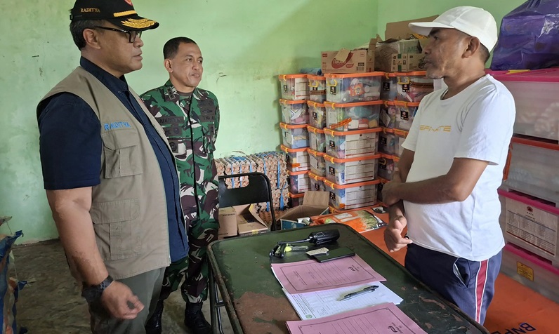 Deputi Bidang Sistem dan Strategi Raditya Jati (kemeja biru dan rompi hijau) bersama Dandim 1501/Ternate meninjau ketersediaan logistik di gudang logistik sementara milik BPBD di Kabupaten Halmahera Barat, Maluku Utara pada Senin (20/1). Foto: Dok/BNPB