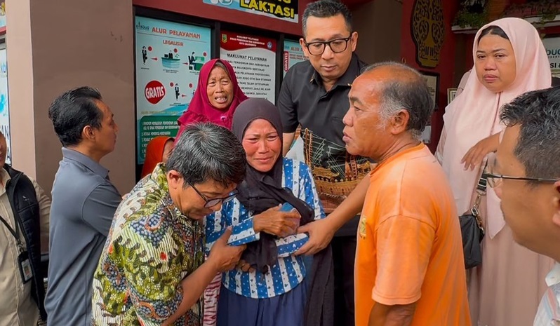 Sejumlah orangtua para pelajar SMPN 7 Mojokerto terseret ombak di Pantai Drini tak kuasa menahan tangis ketika mendengar tragedi ini. Foto: Akun @Bit_DogOfficial