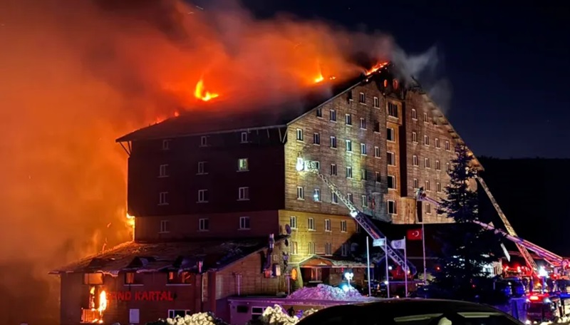 Petugas pemadam kebakaran berusaha memadamkan api di sebuah hotel di resor ski di Kartalkaya, provinsi Bolu, barat laut Turkiye, pada 21 Januari 2025 [IHA via AP]