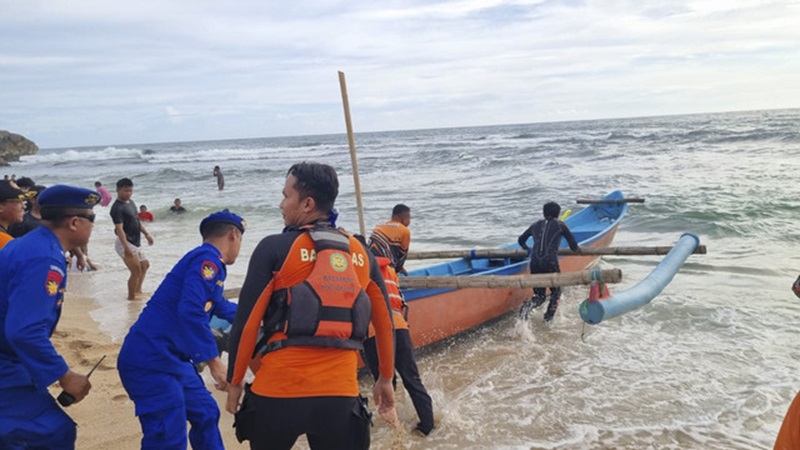 Tim SAR Gabungan mencari korban terseret arus di Pantai Drini, Selasa (28/1/2025). Foto: Dok. Basarnas