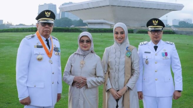 Benyamin Davnie bersama istri dan Pilar Saga Ichsan bersama istri. Foto: Istimewa