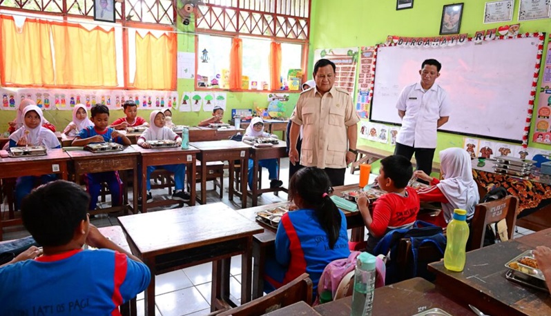 Presiden Prabowo Subianto memantau pelaksanaan Makan Bergizi Gratis di Jakarta. Foto: Setkab