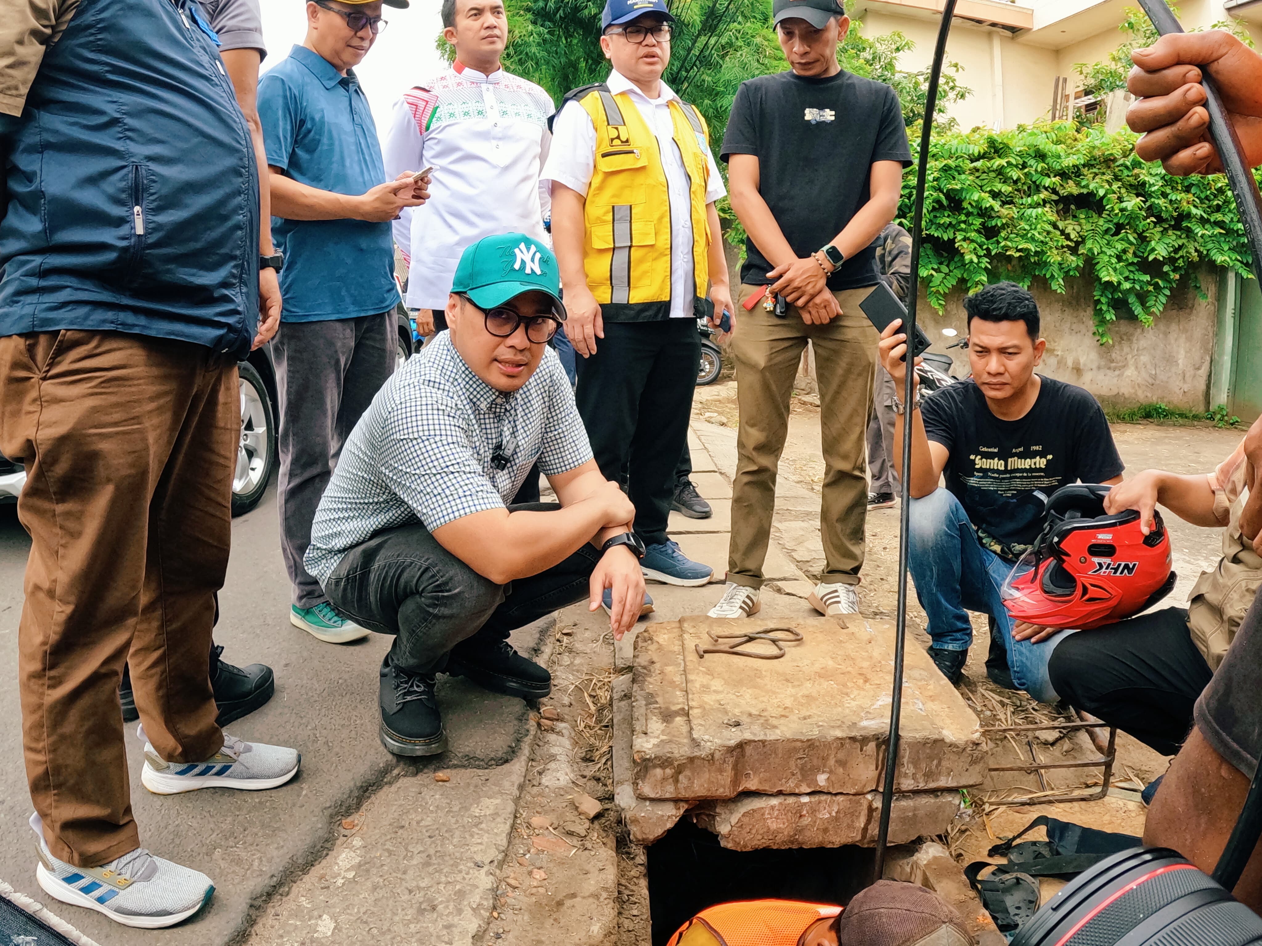 Wakil Wali Kota Tangsel Pilar Saga Ichsan turun langsung meninjau proses perapihan di Jalan Serua Raya. Foto: Istimewa