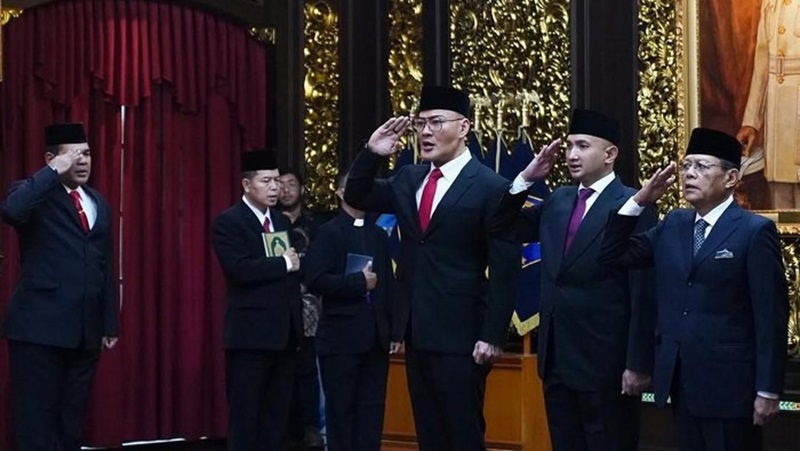 Menteri Pertahanan, Sjafrie Sjamsoeddin melantik lima staf khusus. Salah satunya Deddy Corbuzier.