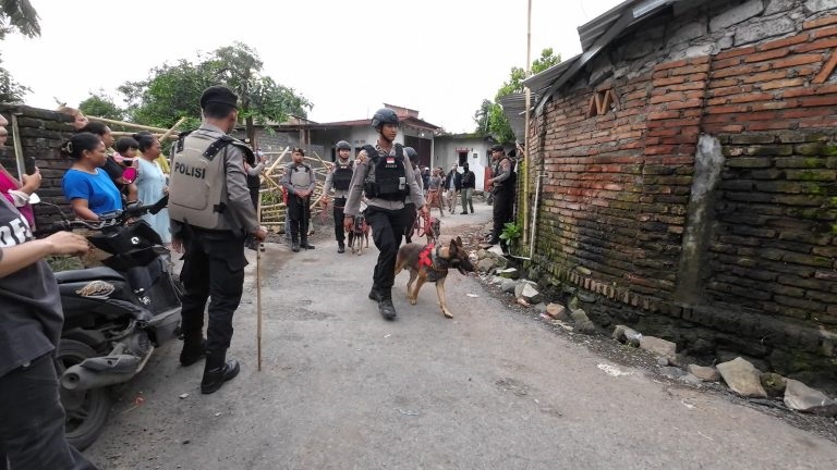 Personel gabungan dibantu Anjing K9 menggerebek kampung narkoba di Lombok Tengah, NTB. Foto: Dok/Polri