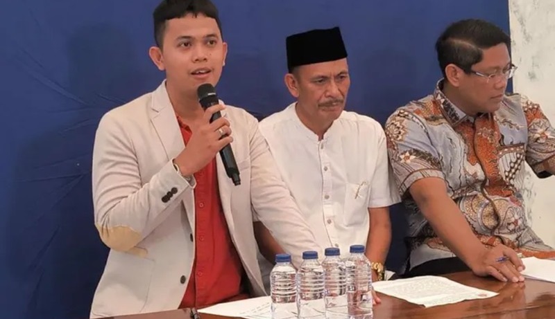 Kades Kohod Arsin (tengah) ditetapkan sebagai tersangka kasus pagar laut Tangerang. Foto: Antara