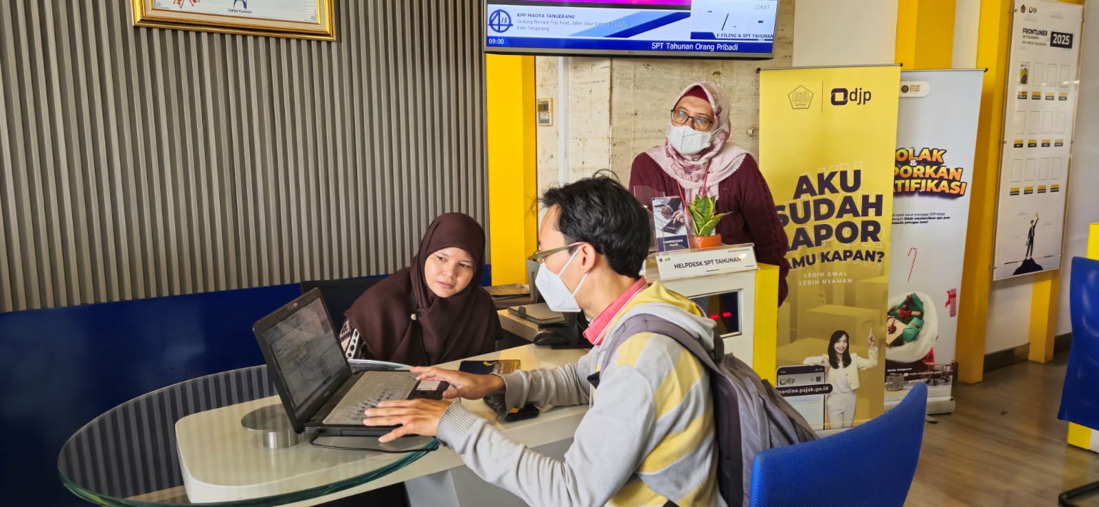 Petugas KPP Madya Tangerang sedang memberikan Asistensi Lapor SPT. Foto: Pajak.go.id