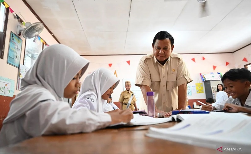 Presiden Prabowo Subianto melihat proses belajar mengajar setelah meninjau pelaksanaan Makan Bergizi Gratis (MBG) di SDN Kedung Jaya 1 Bogor, Kota Bogor, Jawa Barat, Senin (10/2/2025). Foto: Biro Pers Sekretariat Presiden.