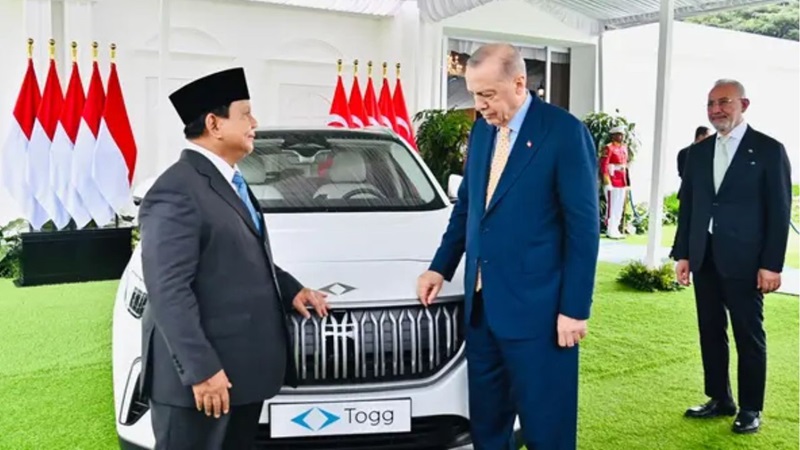 Presiden Prabowo menerima hadiah mobil listrik Togg T10X dari sahabatnya, Presiden Erdogan. Foto: Biro Pers Kepresidenan