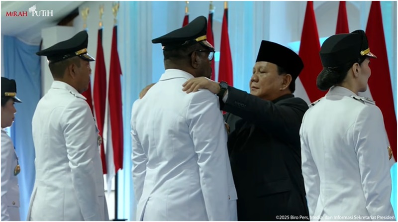 Presiden Prabowo melantik ratusan kepala daerah di Istana Merdeka, pada Kamis, 20 Februari 2025. Foto: Tangkapan layar YouTube