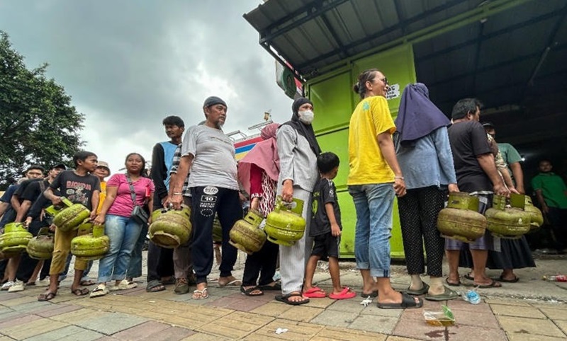 Sejumlah warga nampak mengantri untuk mendapatkan gas LPG 3 kg.