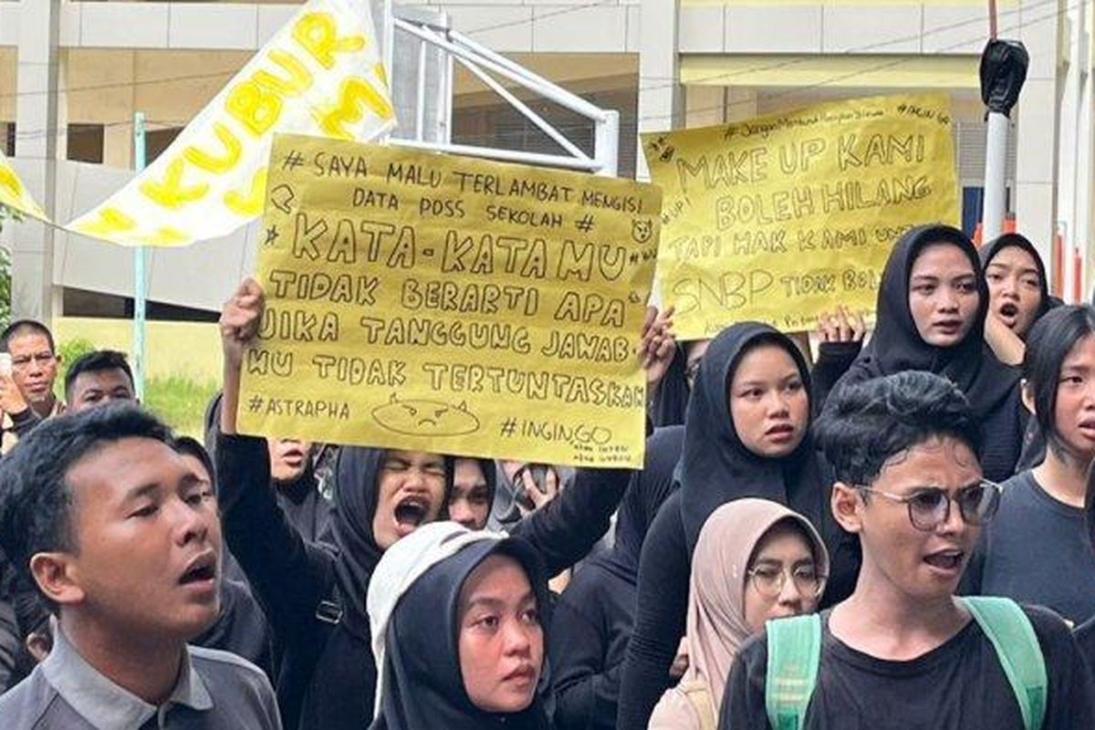 Para siswa SMAN 1 Mempawah, Kalimantan Barat demo sayangkan kelalaian sekolah.