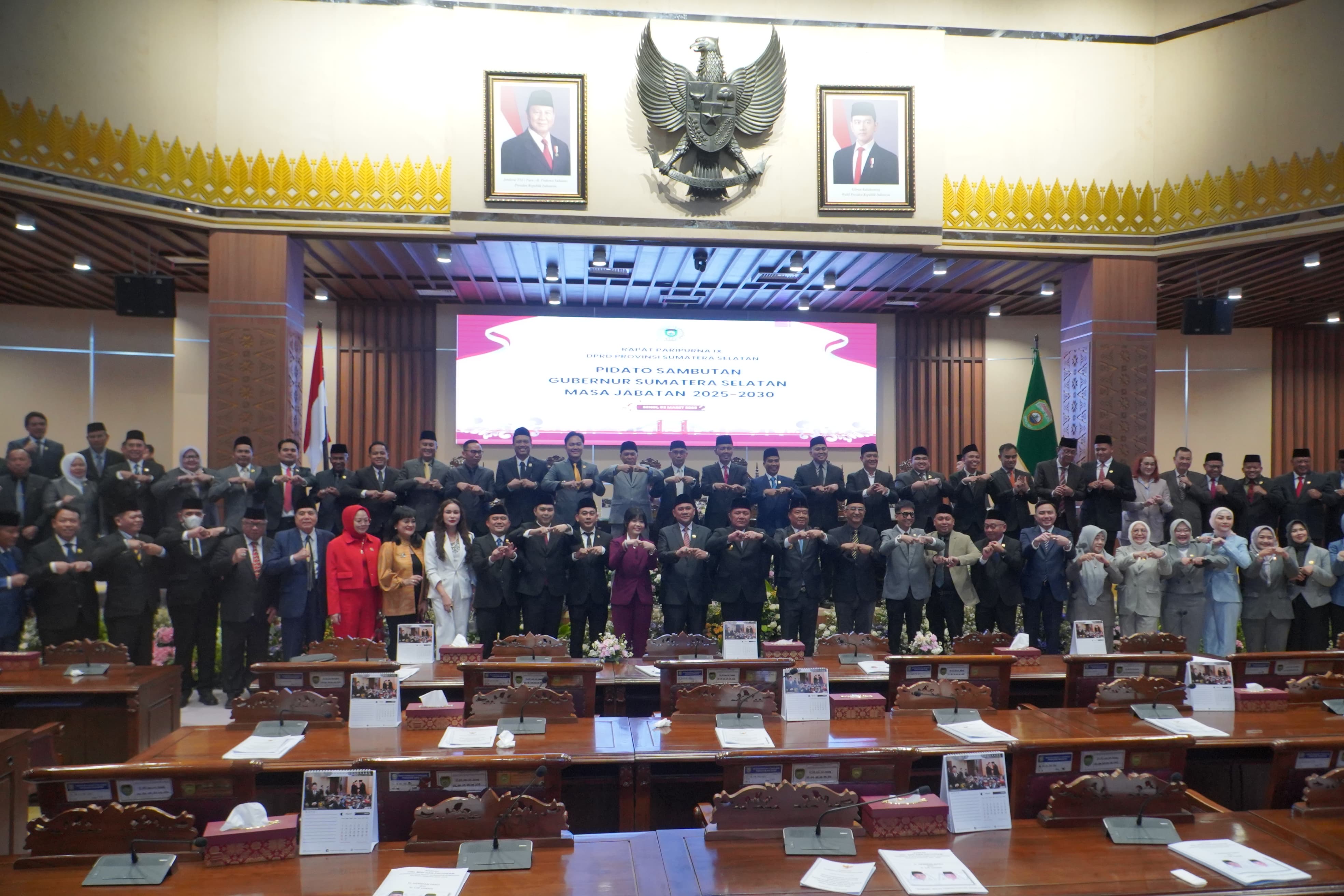 Gubernur Sumatera Selatan, H. Herman Deru didampingi Wakil Gubernur Sumatera Selatan, H. Cik Ujang  menghadiri Rapat Paripurna IX (9) DPRD Provinsi Sumatera Selatan. Foto: Istimewa