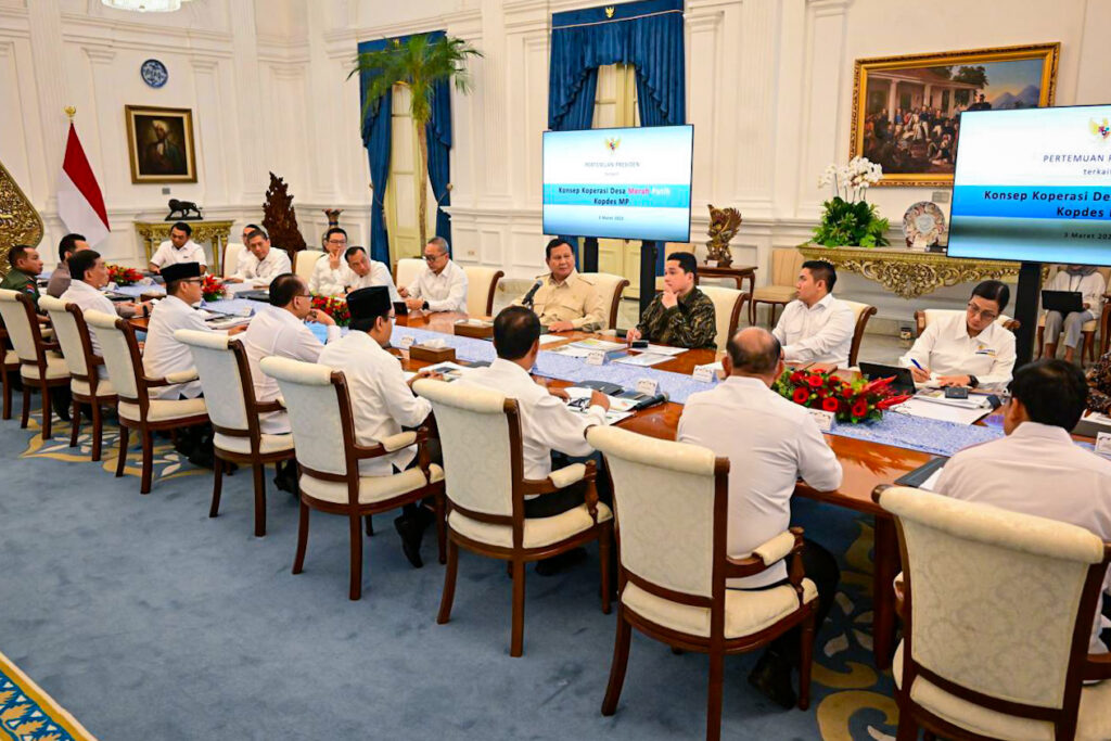 Presiden Prabowo Subianto saat pimpin rapat terbatas bersama sejumlah menteri Kabinet Merah Putih di Istana Merdeka.