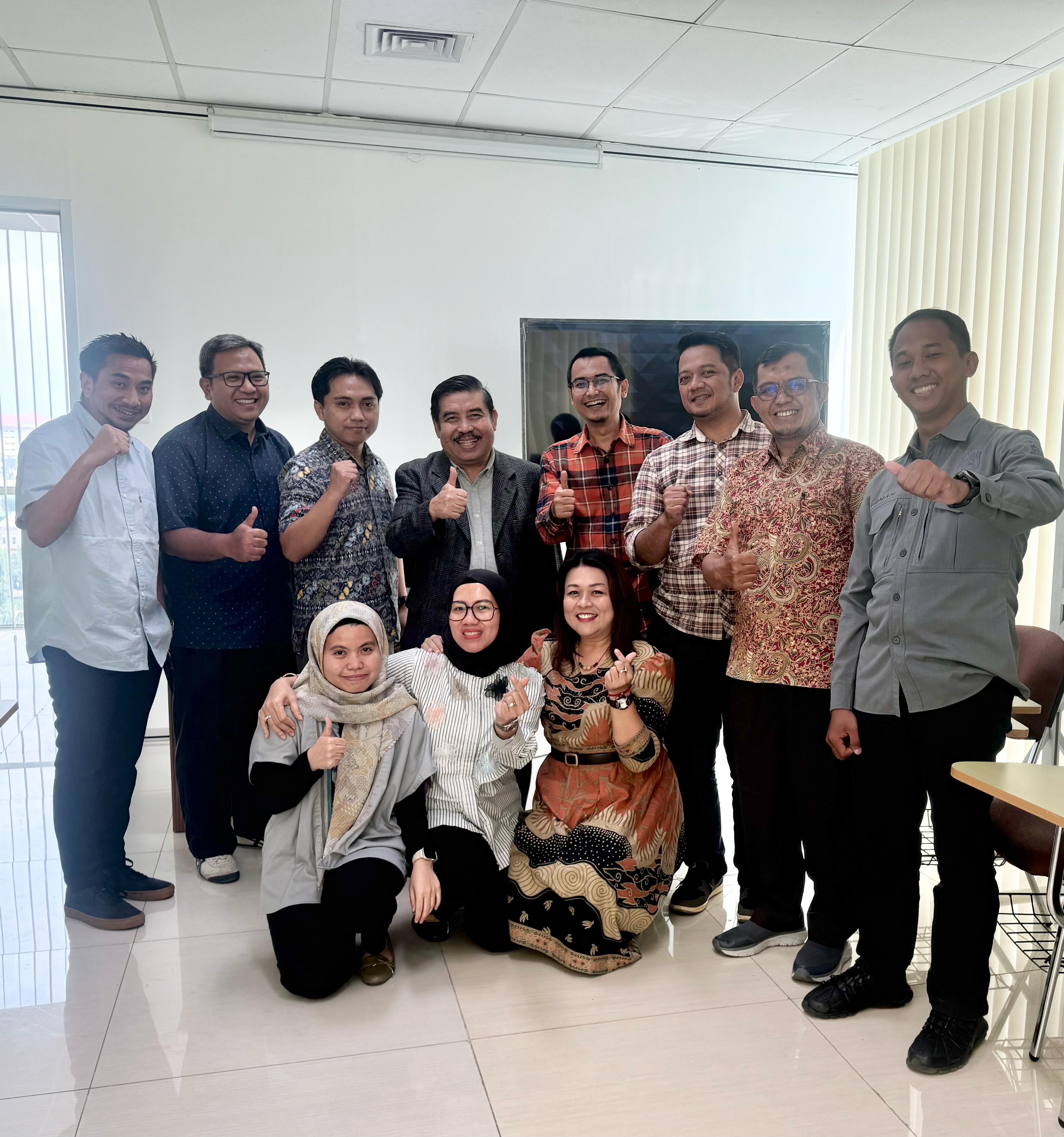 Kepala Program Studi Doktor Administrasi Publik Universitas Nasional Prof. Dr. Muh. Nur Sadik, MPM, foto bersama dengan Para Mahasiswa Doktor Administrasi Publik usai memberikan perkuliahan. Foto: Ist