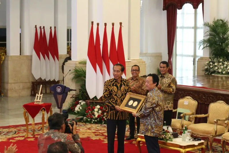 Presiden Joko Widodo (Jokowi) menerima Agricola Medal dari Organisasi Pangan dan Pertanian (Food and Agriculture Organization/FAO). (Foto: Antara)