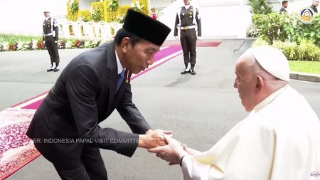 Presiden Jokowi salami Pauas Fras