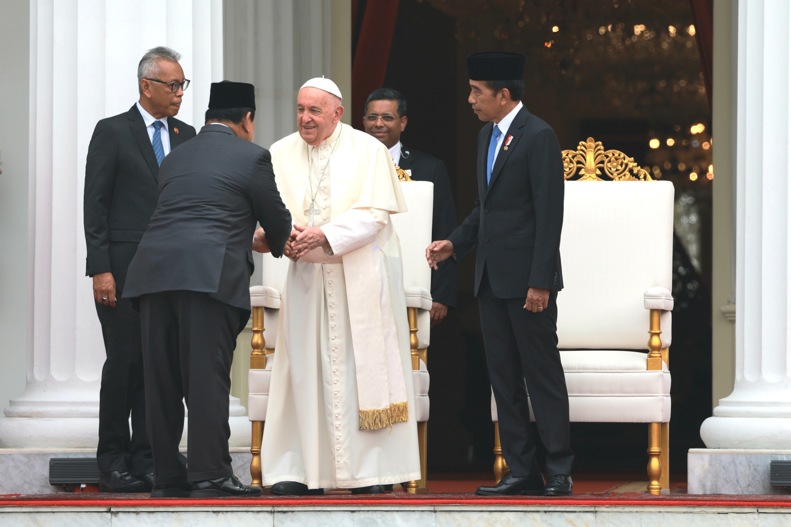 Paus Fransiskus bersalaman dengan Presiden Terpilih Prabowo Subianto