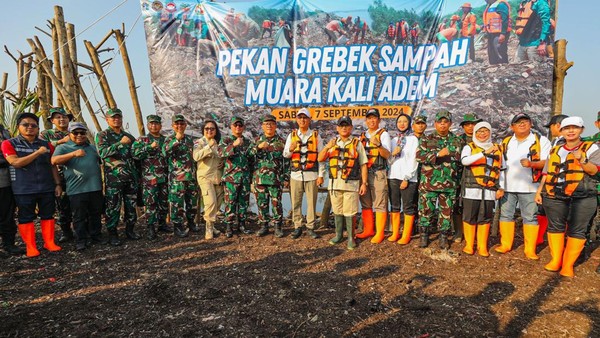 Pemerintah Provinsi DKI Jakarta dan Universitas Pertahanan (Unhan) melakukan kegiatan gerebek sampah di kawasan Pluit, Penjaringan, Jakarta Utara.