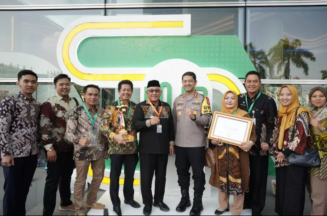 Pemkot Depok menerima penghargaan WTN 2024 dari Kemenhub pada acara Hub Space 2024 di Ballroom JIExpo Kemayoran, Convention Center & Theatre Area, Jakarta, Sabtu (07/09/24). (Foto: Dok. Humas Depok)