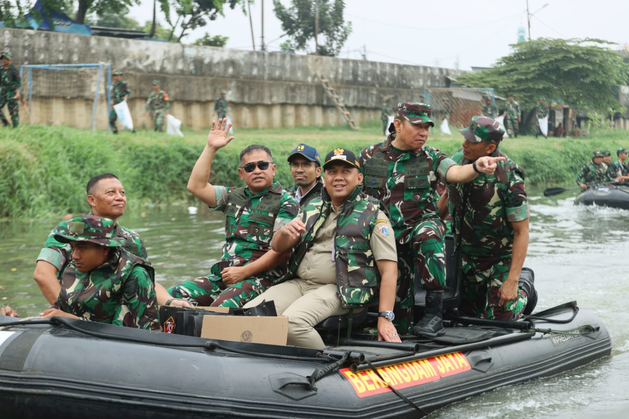 Kasad Jenderal Maruli Simanjuntak pimpin ribuan prajurit bersih-bersih Ciliwung. (Foto: Puspenad)