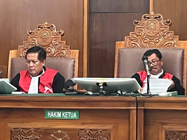 Hakim tetap bekerja