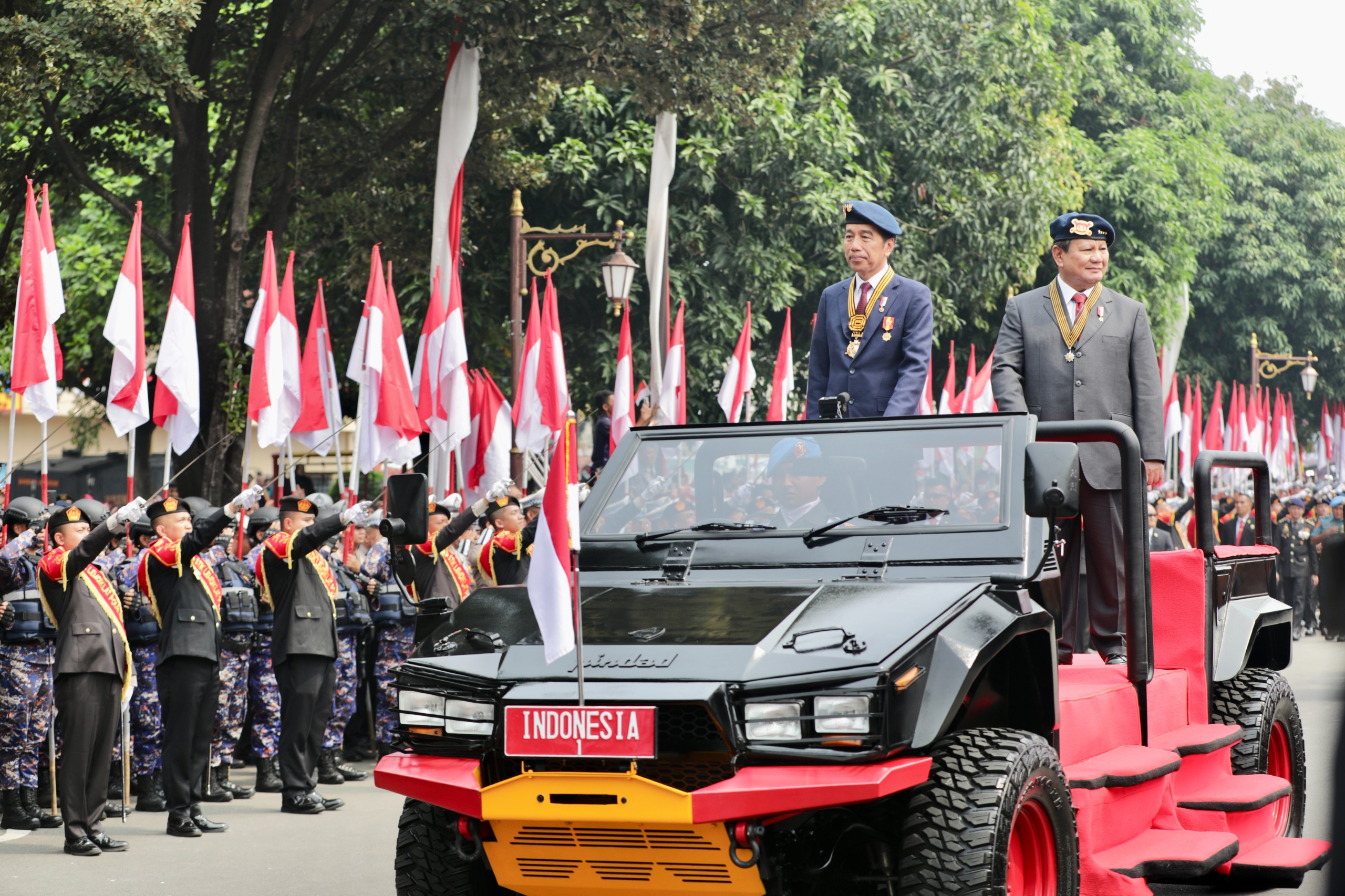 Presiden Jokowi dan Presiden terpilih Prabowo Subianto kompak naik jip. (Foto: Ist)