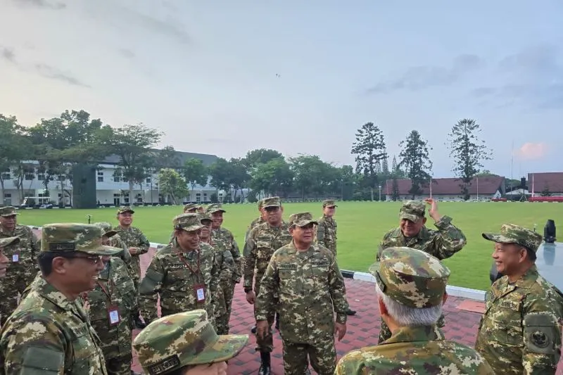 Presiden Prabowo Subianto bersama para menteri di Akmil, Lembah Tidar, Magelang