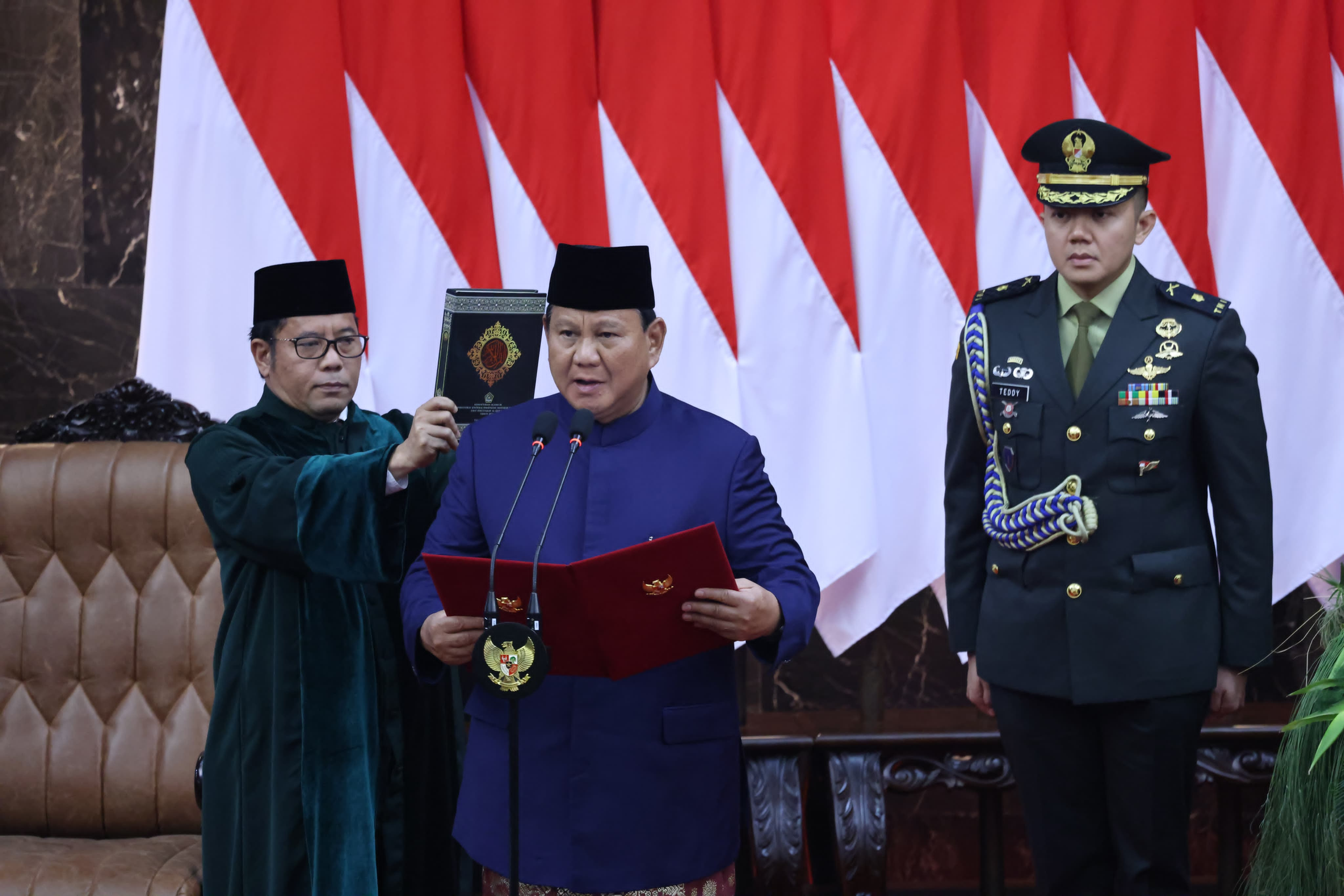 Presiden RI ke-8 Prabowo Subianto membaca sumpah jabatan