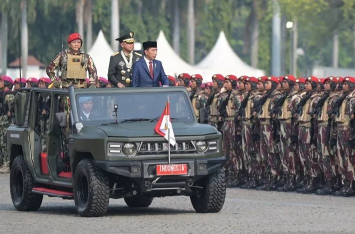 Presiden Jokowi saat inspeksi pasukan