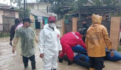 Proses evakuasi korban banjir di Kampung Beting, Desa Tanjung Burung, Kecamatan Teluknaga, Kabupaten Tangerang. Foto: RRI