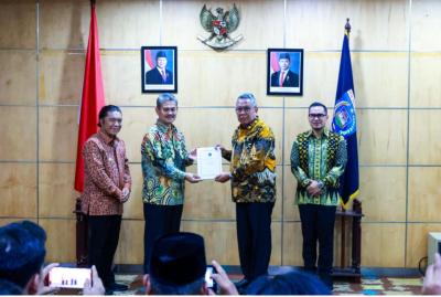 Serah terima pelaksanaan tugas dari Penjabat Sementara (Pjs) Wali Kota Tangerang Selatan (Tangsel) Tabrani kepada Wali Kota Tangsel Benyamin Davnie.