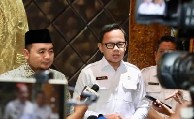 Wakil Menteri Dalam Negeri (Wamendagri) Bima Arya Sugiarto bersama Ketua KPU M Afifuddin