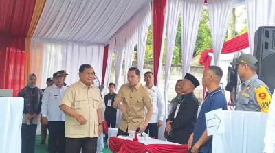 Presiden Prabowo menggunakan hak suaranya di TPS 08 Bojong Koneng.