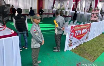 Sejumlah petugas bersiap di Tempat Pemungutan Suara (TPS) 08, Desa Bojong Koneng, Babakan Madang, Bogor, Jawa Barat, Rabu (27/11/2024). ANTARA/Fathur Rochman.