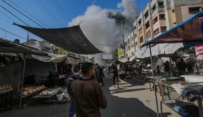 Warga Palestina menyaksikan asap mengepul saat serangan Israel ke Masjid al-Faruq di kamp pengungsi Nuseirat, Jalur Gaza tengah, 23 November 2024 [Mohammed Saber / AFP]