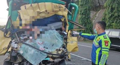 Kecelakaan maut yang terjadi di KM 94.400 dekat pintu keluar Tol Cilegon Minggu 24 November 2024 pagi ini. Foto: Tribun Banten