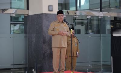 Wali Kota Tangsel Benyamin Davnie memimpin apel pagi, Senin 25 November 2024.