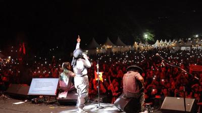 Penampilan Band Kotak hibur penonton Tangsel Sejiwa Fest di lapangan Sunburts, Serpong.