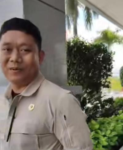 Pria hendak tukar uang logam di Bank Indonesia Kepri kecewa uangnya disuruh buang aja.