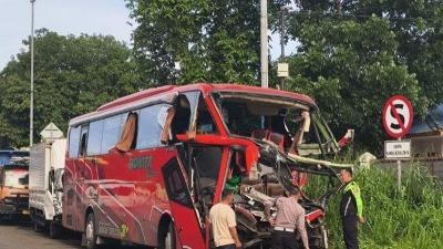 Kondisi bus setelah kecelakaan maut di Tol Cipularang, Jawa Barat, Foto: Tribun Bekasi.