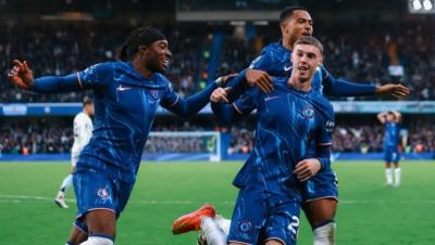 Gelandang Chelsea Cole Palmer (20) merayakan keberhasilannya mencetak gol bersama rekan-rekannya ke gawang Tottenham. Foto: @ChelseaFC