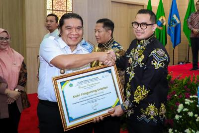 Wakil Wali Kota Tangsel, Pilar Saga Ichsan (kanan) menerima penghargaan dari Pj Gubernur Banten Al Muktabar.