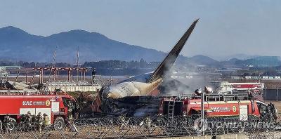 Petugas pemadam kebakaran melakukan operasi penyelamatan di lokasi kecelakaan pesawat di Bandara Internasional Muan di Muan, Provinsi Jeolla Selatan. Foto: Yonhap