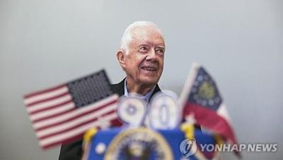 Mantan Presiden Jimmy Carter berdiri di belakang kue ulang tahunnya saat perayaan ulang tahunnya yang ke-90 di Georgia Southwestern State University di Americus, Georgia, pada tanggal 4 Oktober 2014. (Yonhap)