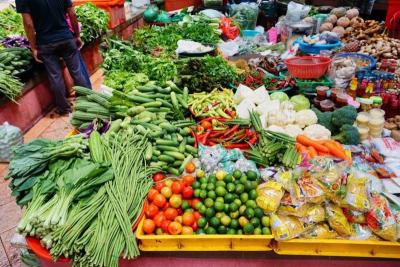 Harga kebutuhn pokok di pasar trasional Rangkasbitung melonjak drastis. Foto: Net