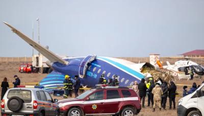 Spesialis darurat bekerja di lokasi jatuhnya jet penumpang Azerbaijan Airlines di dekat kota Aktau, Kazakhstan barat, pada 25 Desember 2024 [Issa Tazhenbayev / AFP]