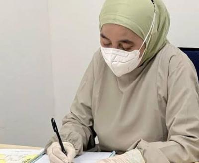 Dokter spesialis mikrobiologi klinik, dr. Rina Adeline Sumantri, SpMK, Mkes, ABAARM.