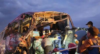 Petugas mengevakuasi bus yang mengalami kecelakaan di Kilometer 77+200 Jalan Tol Pandaan-Malang, Jawa Timur, Senin (23/12/2024). (ANTARA/Ananto Pradana)